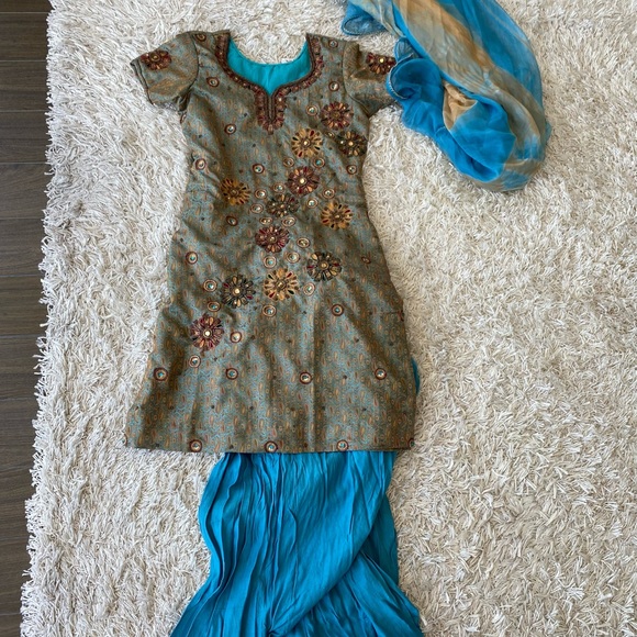 Flower gold and blue patiala style salwar - Picture 5 of 8